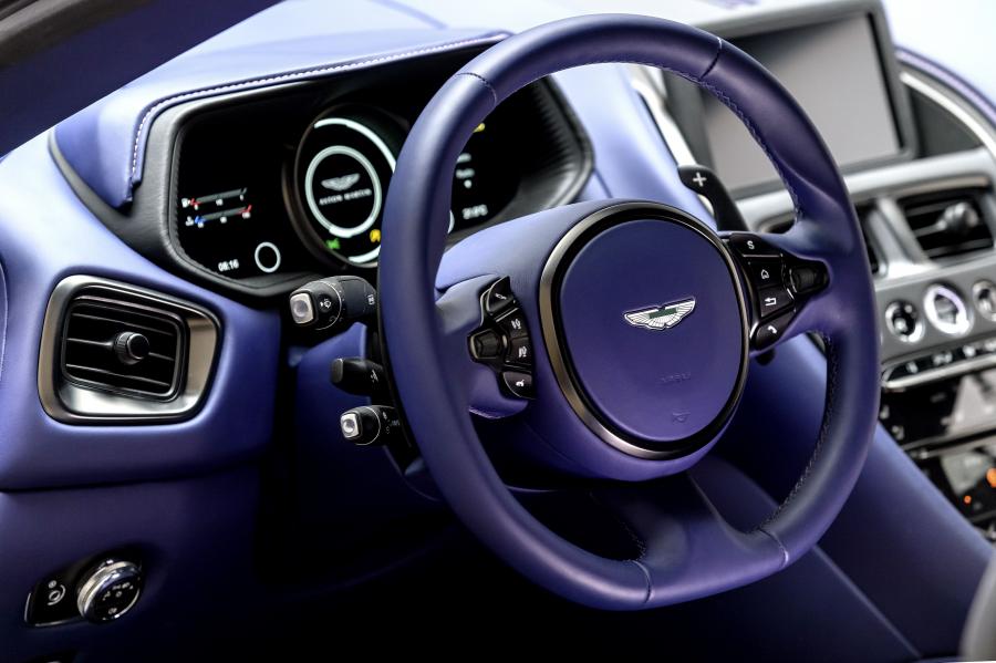 Панель приборов Aston Martin DB11 V8 2017 года  (WW) (фото 20 из 25)